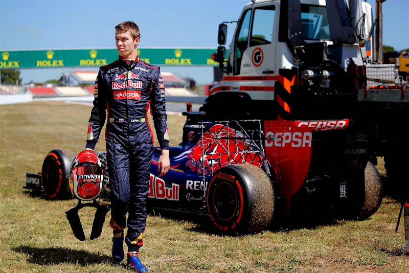 Даниил Квят и его болид Toro Rosso на тестах в Барселоне 2014