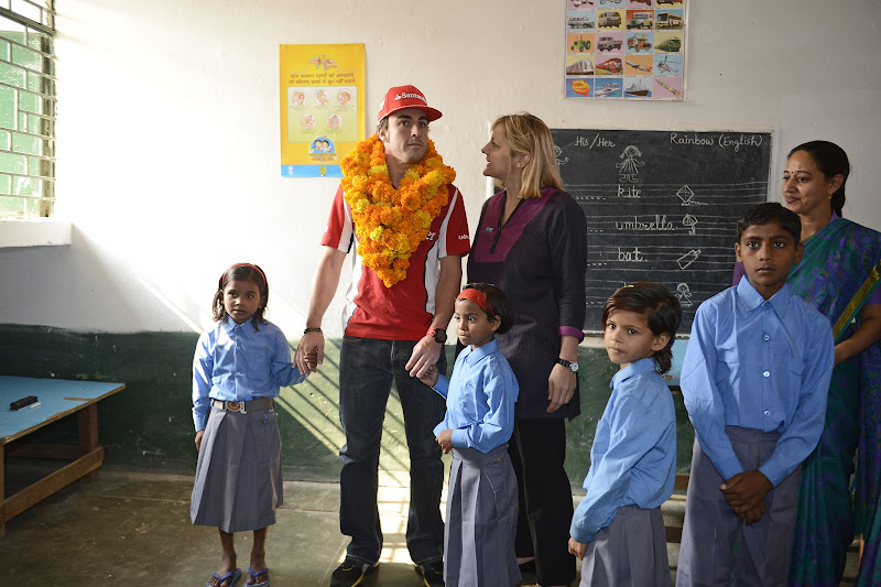 Фернандо Алонсо UNICEF Handwashing Day на Гран-при Индии 2012