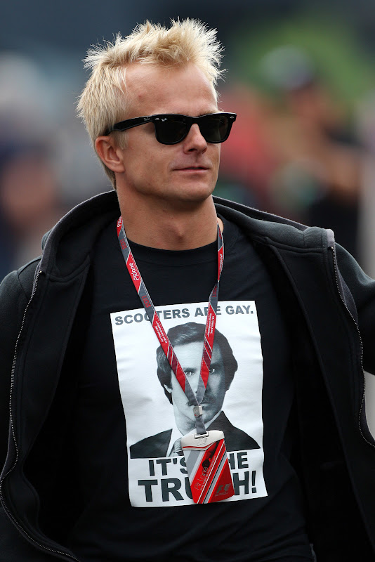 Хейкки Ковалайнен в футболке Scooters are gay. It's the truth! на Гран-при Италии 2011 в Монце