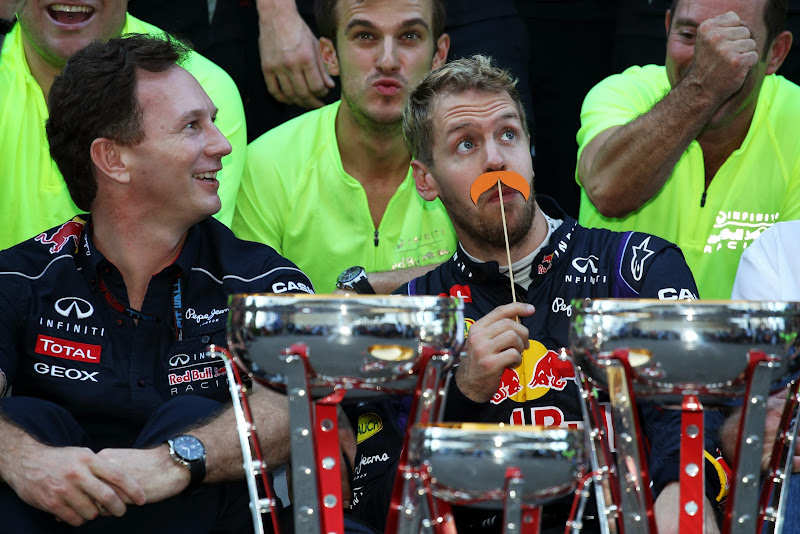 Себастьян Феттель с оранжевыми усами на праздновании победы Red Bull на Гран-при США 2013
