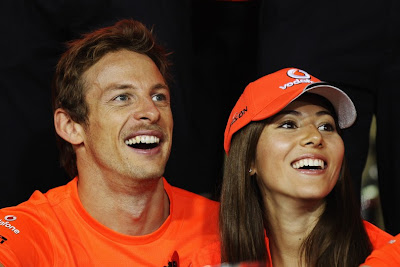 Дженсон Баттон и Джессика Мичибата в красных футболках после гонки на Гран-при Абу-Даби 2011