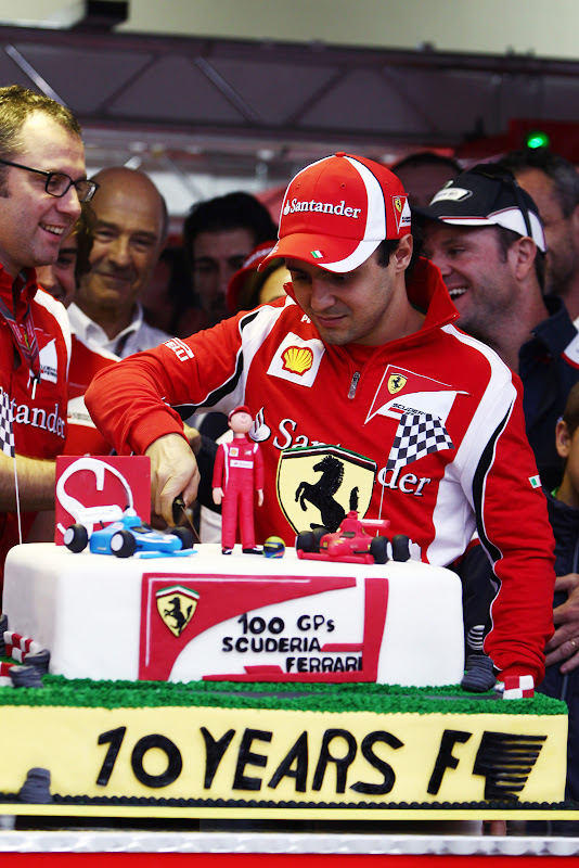 Фелипе Масса разрезает торт на свое 10-летие в Формуле-1 на Гран-при Бразилии 2011