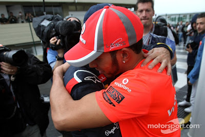 Льюис Хэмилтон поздравляет Себастьяна Феттеля с третьим чемпионским титулом на Гран-при Бразилии 2012