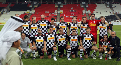 пилоты Формулы-1 на футбольном матче на Гран-при Абу-Даби 2011