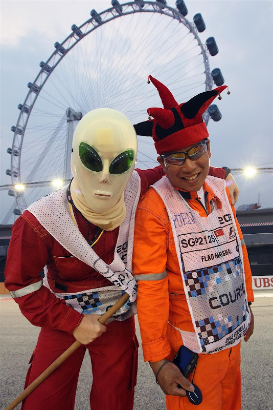 маршалы Сингапура в маске инопланетянина и шапке шута на Гран-при Сингапура 2012