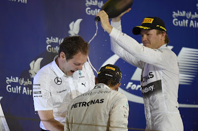 злой Нико Росберг с бутылкой шампанского на подиуме Гран-при Бахрейна 2014