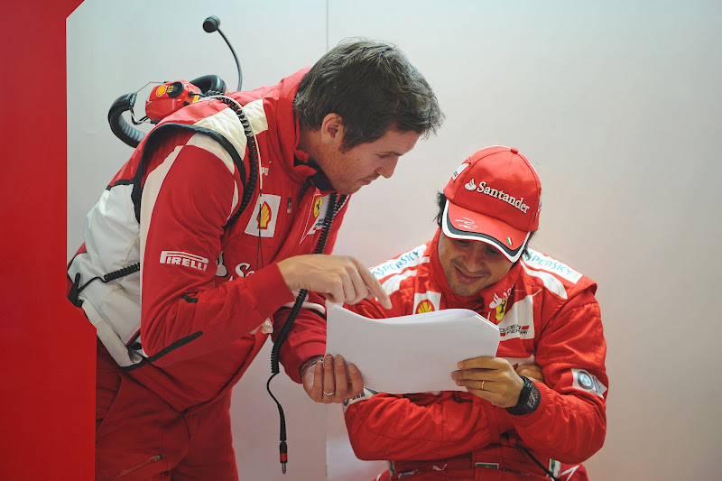 Роб Смедли и Фелипе Масса разбираются с бумажками на предсезонных тестах 2012 в Барселоне 3 марта 2012