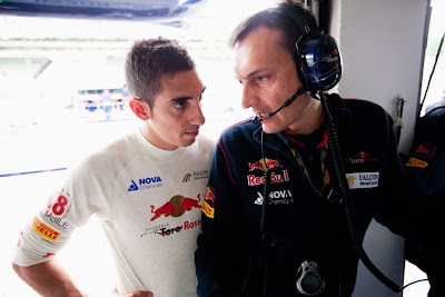 Себастьян Буэми разговаривает со своим гоночным инженером Riccardo Adami на Гран-при Венгрии 2011