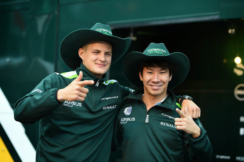 Маркус Эрикссон и Камуи Кобаяши в ковбойских шляпах от Марио Андретти на Гран-при Италии 2014