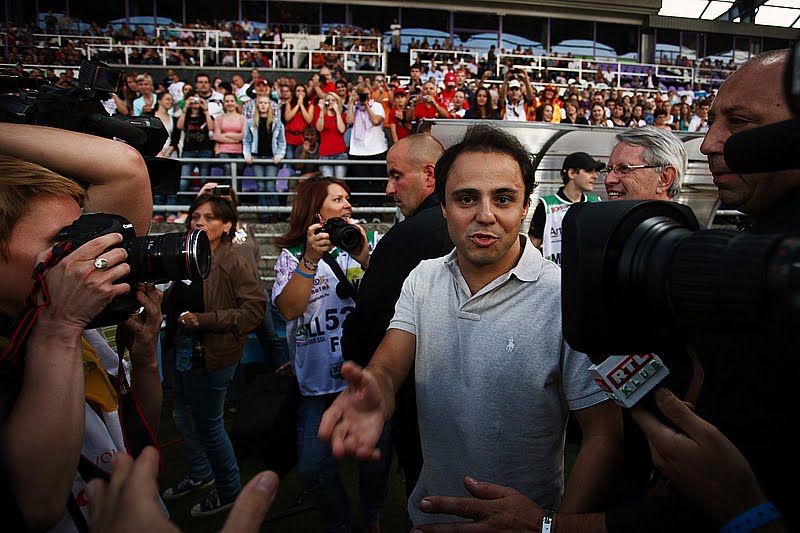 Фелипе Масса дает интервью на футбольном матче на Гран-при Венгрии 2011