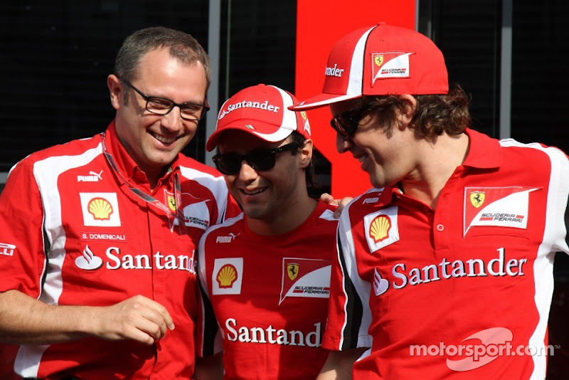 улыбающиеся Стефано Доменикали, Фелипе Масса и Фернандо Алонсо на Гран-при Италии 2011 в Монце