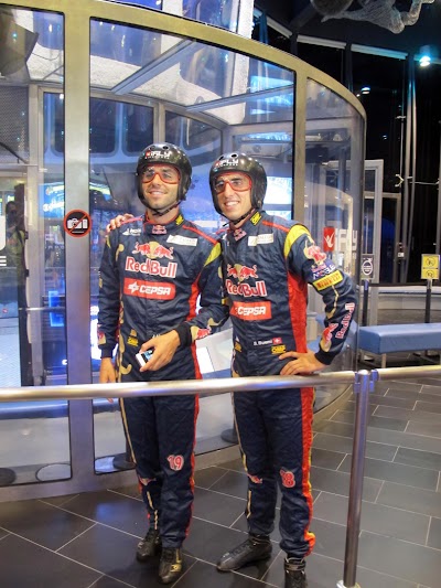 Хайме Альгерсуари и Себастьян Буэми Indoor Skydiving перед Гран-при Сингапура 2011