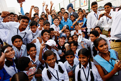 Себастьян Феттель в окружении индийских детей на Гран-при Индии 2011