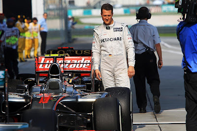 Михаэль Шумахер подходит к болиду McLaren после квалификации на Гран-при Малайзии 2012
