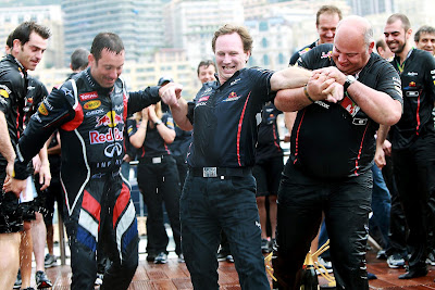механики толкают Кристиана Хорнера в бассейн на Гран-при Монако 2012