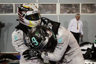 Нико Росберг в объятиях Льюиса Хэмилтона после финиша Гран-при Бахрейна 2014