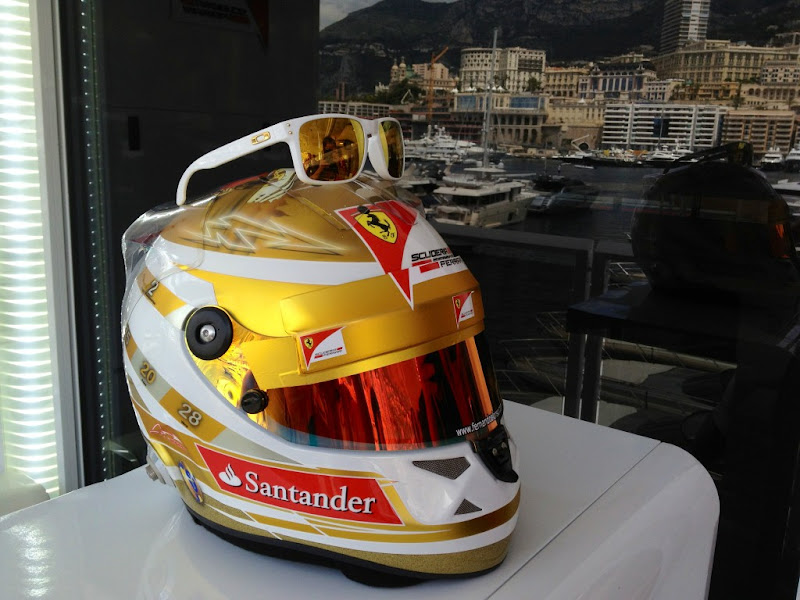 шлем Фернандо Алонсо и очки для Гран-при Монако 2012