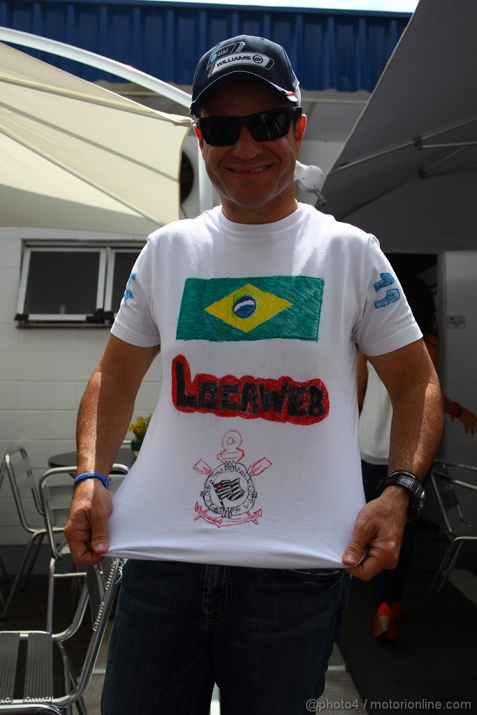 Рубенс Баррикелло в футболке разукрашенной его сыновьями на Гран-при Бразилии 2011