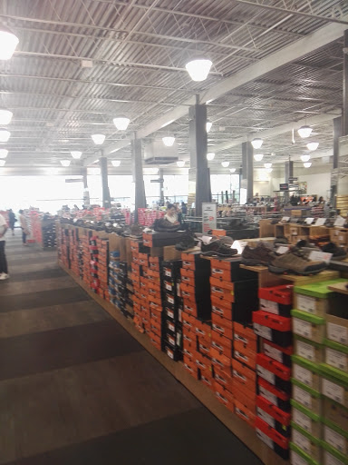 Shoe Store «DSW Designer Shoe Warehouse», reviews and photos, 357 Old Country Rd, Carle Place, NY 11514, USA