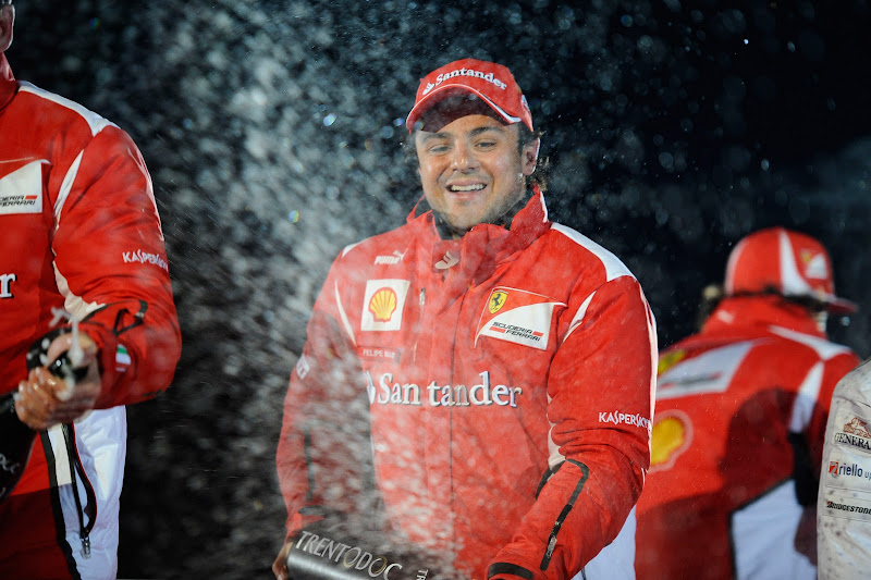 Фелипе Масса разбрызгивает шампанское после победы в гонке на Wrooom 2012