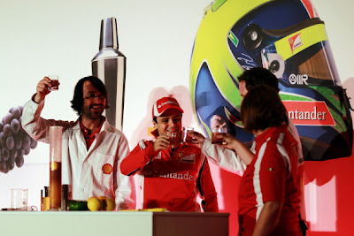 Фелипе Масса выпивает коктейль на спонсорском мероприятии Shell на Гран-при Великобритании 2011