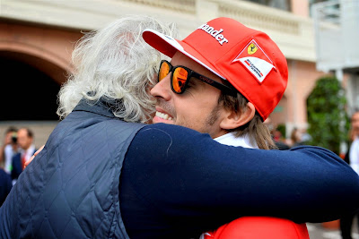 Флавио Бриаторе обнимает Фернандо Алонсо на Гран-при Монако 2014