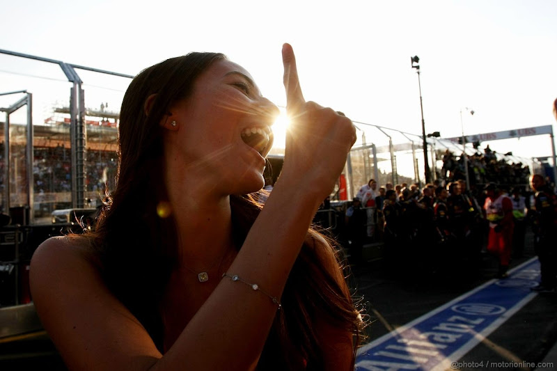 Джессика Мичибата показывает победный палец на Гран-при Австралии 2012