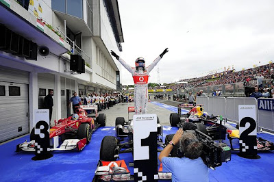 Дженсон Баттон радуется победе за McLaren на Гран-при Венгрии 2011