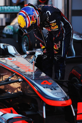 Марк Уэббер стоит склонившись к болиду McLaren после квалификации на Гран-при Монако 2011