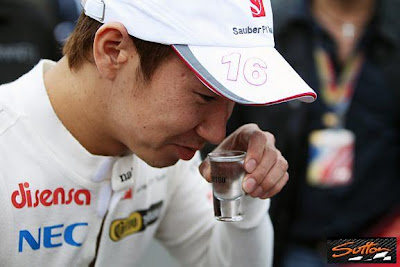 Камуи Кобаяши готовится выпить стопку на Гран-при Канады 2011