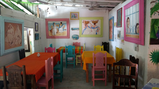 Cantina la isla del Colibri, Porfirio Diaz No.80, Centro, 77305 Holbox, Q.R., México, Restaurantes o cafeterías | MICH