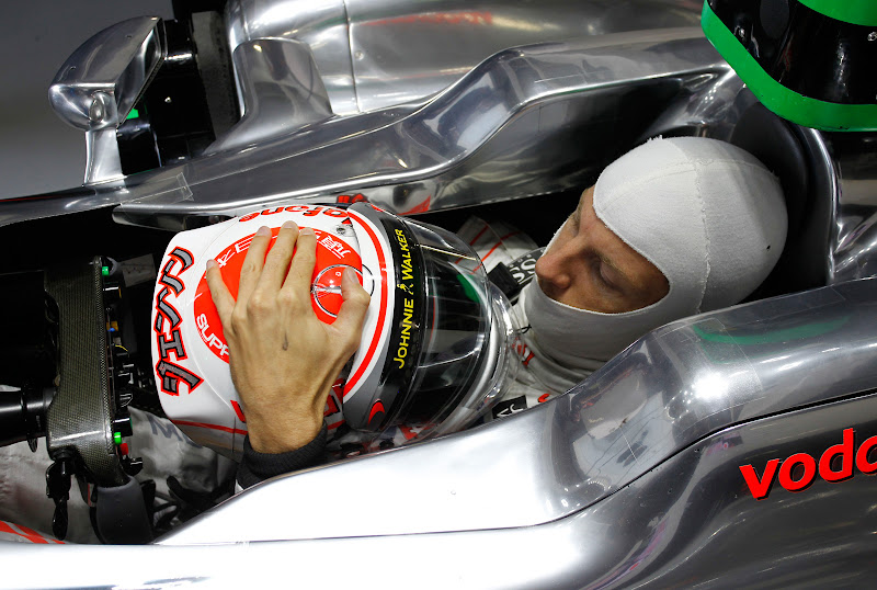 Дженсон Баттон со своим шлемом в кокпите McLaren на Гран-при Японии 2011