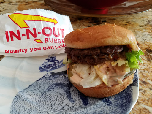 Hamburger Restaurant «In-N-Out Burger», reviews and photos, 130 Calle Magdalena, Encinitas, CA 92024, USA
