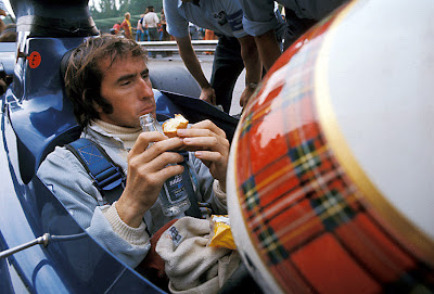 Джеки Стюарт подкрепляется прямо в болиде Tyrrell на Гран-при Италии 1972