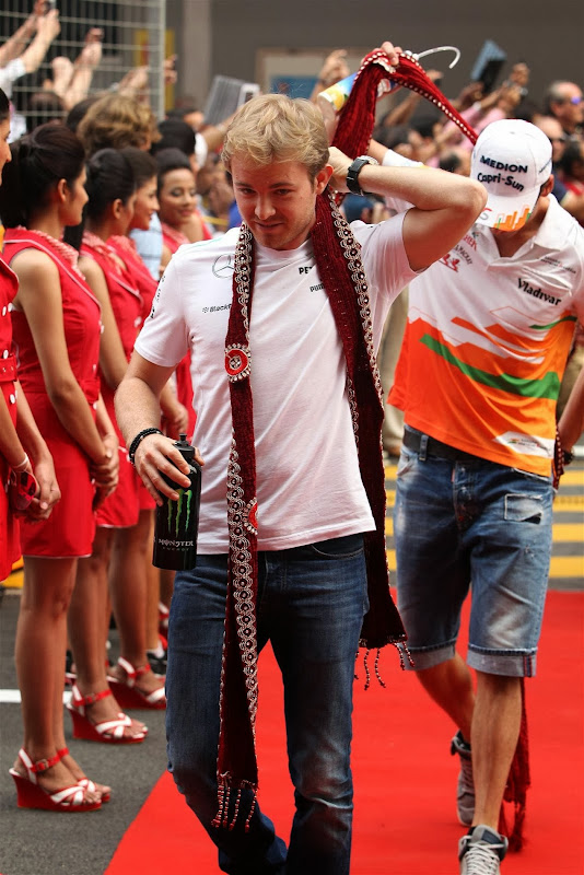 Нико Росберг в традиционном шарфе на параде пилотов Гран-при Индии 2013