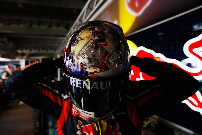Себастьян Феттель одевает шлем на Гран-при Монако 2011