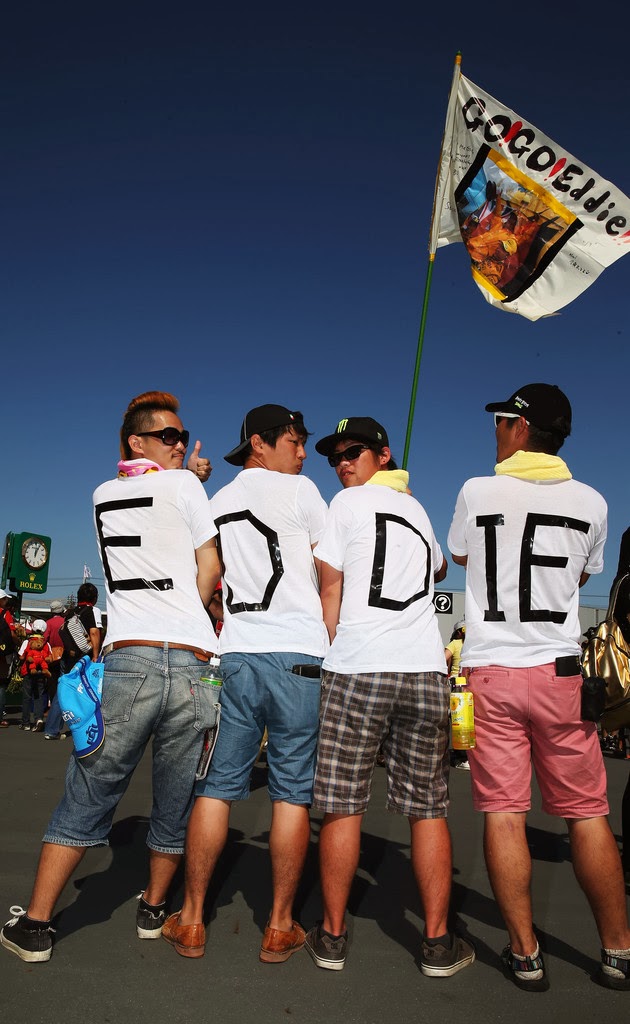 болельщики Эдди Джордана в футболках и с флагом на Гран-при Японии 2013