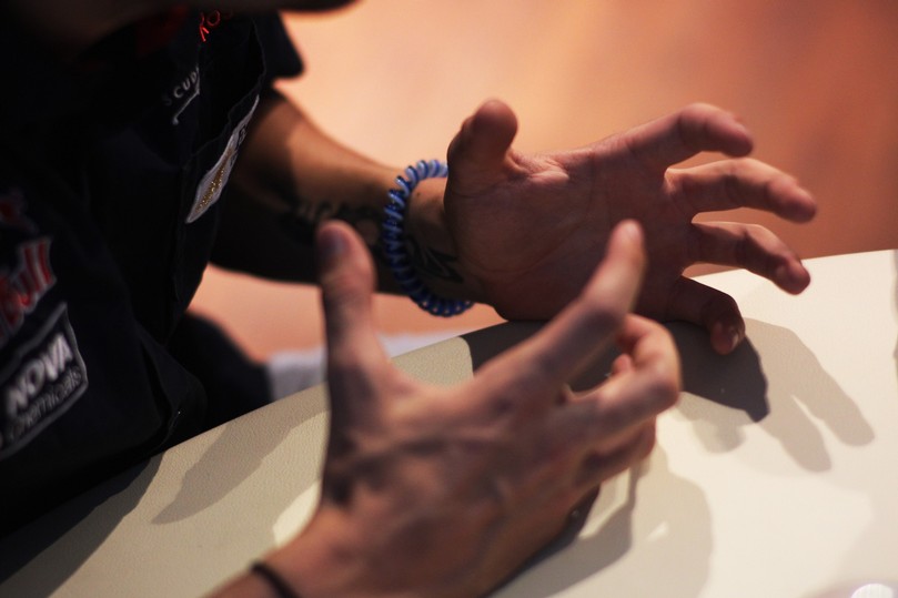 руки Хайме Альгерсуари, дающего интервью на Гран-при Венгрии 2011