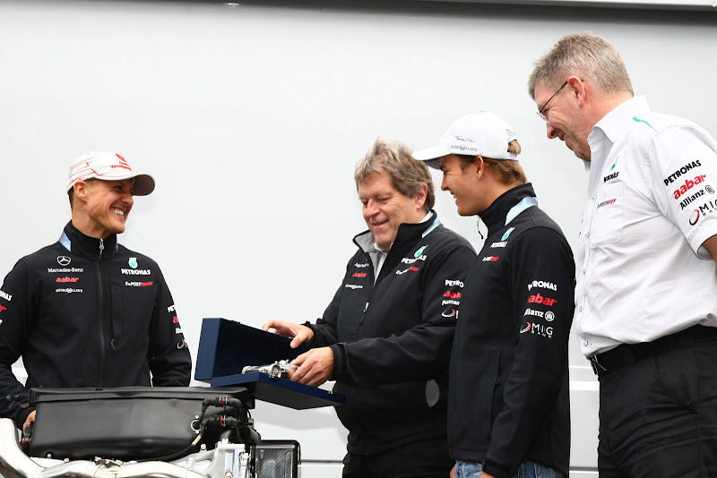 Норберт Хауг достает машинку для Нико Росберга из футляра на Гран-при Венгрии 2011