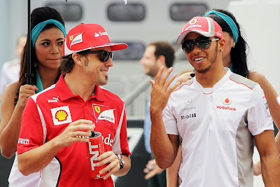 Фернандо Алонсо и Льюис Хэмилтон на параде пилотов Гран-при Малайзии 2012