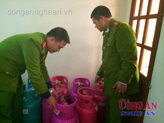 Công an phường Trung Đô tiến hành thu giữ 8 bình gas mà đối tượng Phạm Quý Bắc đã lừa đảo, chiếm đoạt
