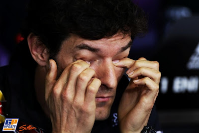 Марк Уэббер закрывает глаза на пресс-конференции в четверг на Гран-при Венгрии 2011