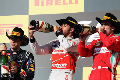 Себастьян Феттель и выпивающее без него Льюис Хэмилтон и Фернандо Алонсо на подиуме Гран-при США 2012