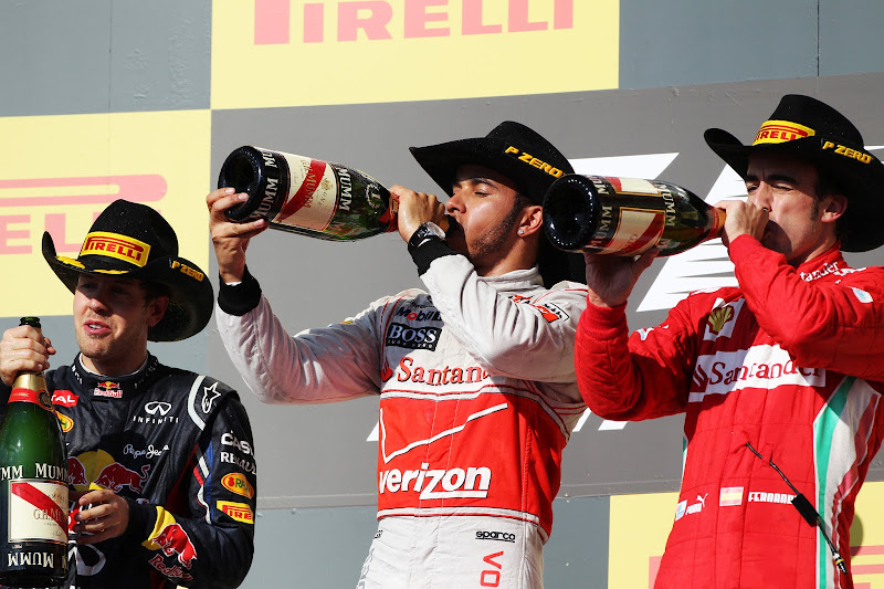 Себастьян Феттель и выпивающее без него Льюис Хэмилтон и Фернандо Алонсо на подиуме Гран-при США 2012