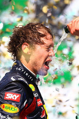 Себастьян Феттель в брызгах шампанского на подиуме Гран-при Бразилии 2011