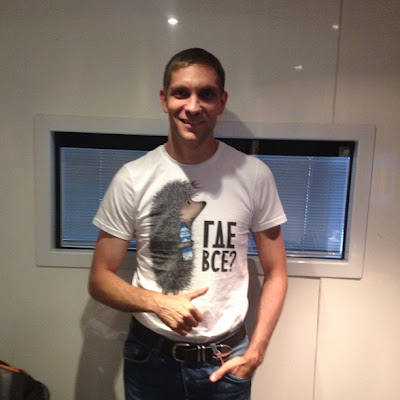 Виталий Петров в футболке с ежиком - Где все - на Гран-при Бельгии 2012