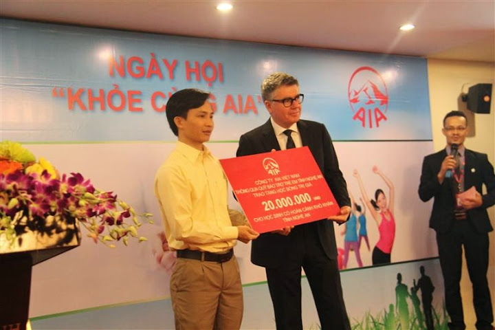Trao tặng học bổng trị giá 20 triệu đồng cho học sinh nghèo học giỏi tỉnh Nghệ An