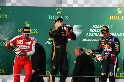 Кими Райкконен пьет шампанское на подиуме Гран-при Австралии 2013