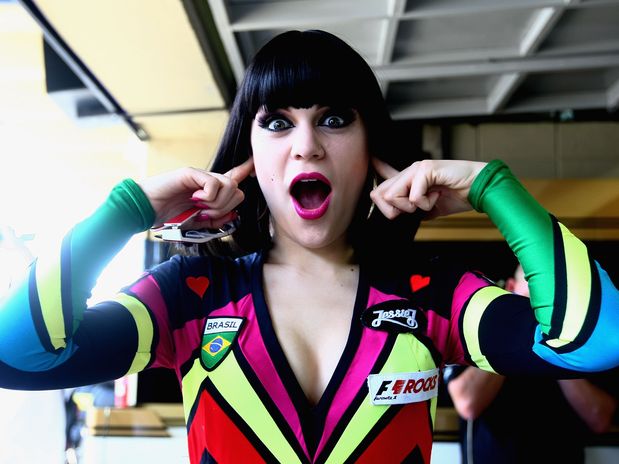 Jessie J затыкает уши на Гран-при Бразилии 2011