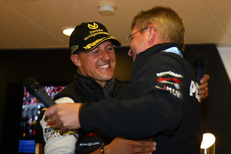 Росс Браун обнимает Михаэля Шумахера на Гран-при Бельгии 2011